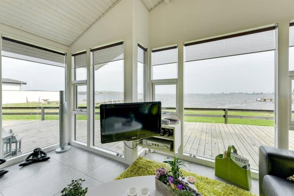 Eksklusiv Sommerhus Beliggende I Vandkanten Munkebo Exterior photo