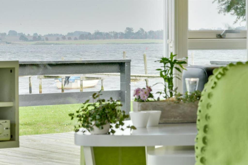 Eksklusiv Sommerhus Beliggende I Vandkanten Munkebo Exterior photo